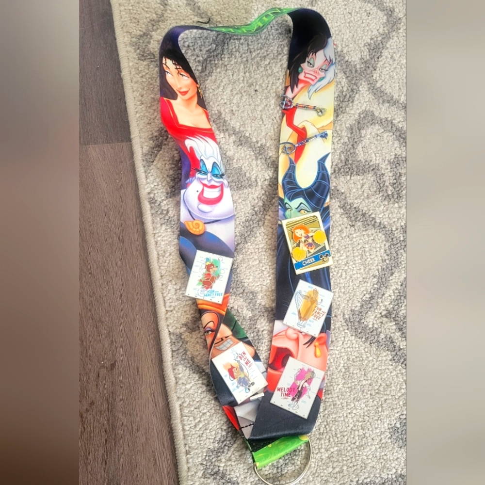 DISNEY VILLAINS Landyard with 7 trading pins